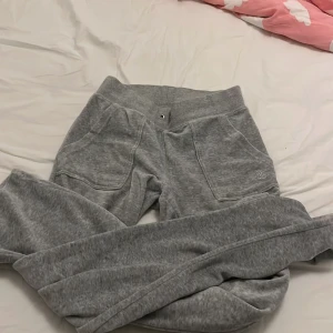 Gråa juicy byxor  - Superbekväma gråa juicy cautore byxor i mjukt material. De har en bra passform och den sitter fett bra speciellt vid rumpan. Jag säljer detta på grund av att de nu är för små. Men innan var de fett snygga på. De passar fortfarande lite  eftersom de är ganska stretchiga. De är i ganska bra skick skulle jag säga. De saknar dock snöre men det är inte så viktigt. Jag säljer de fett billigt gemfört med de 1200 kr jag spenderade för byxorna. 💕