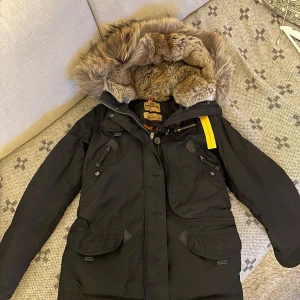 Svart vinterjacka från Parajumpers - Säljer en svart Parajumpers vinterjacka i mycket bra skick. Jackan har en pälsfodrad huva och flera praktiska fickor.