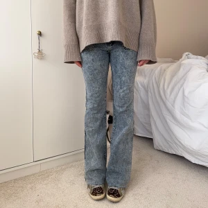 Bootcut jeans - Såå coola och unika bootcut jeans! De är 78cm i innersöm och 35cm i midjan🩷