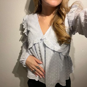 supersöt blus! - Söt blus från ginatricot young, strl 170 men skulle säga xs/s. Ljusblå med söta detaljer som volanger o prickar! Endast använd ca 2 gånger.