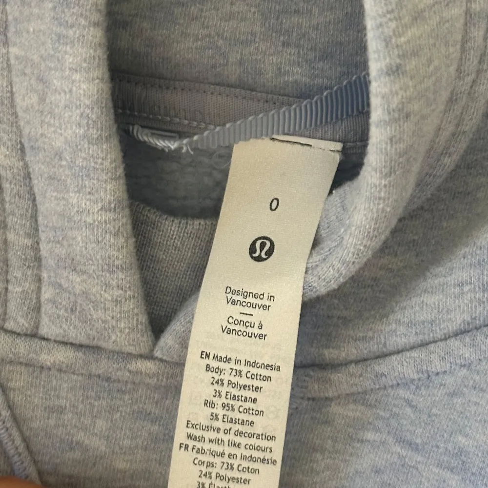 Supermjuk och snygg ljusblå hoodie från Lululemon. Perfekt för mysiga dagar eller träning. Den har en klassisk passform med en stor ficka fram och en skön huva. Materialet är av hög kvalitet och håller dig varm. Ska vara en XXS men tycker det är mer en XS. Jättefint skick!🤍. Tröjor & Koftor.