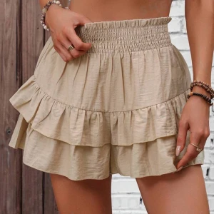 Beige volangshorts🤍 - Säljer ett par  beige shorts med volangdetaljer. De är högmidjade och har en loose passform. Materialet känns lätt och luftigt. Storlek M, helt oanvänd, skriv för fler bilder 🥰