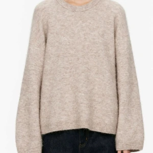 Beige stickad tröja från Arket - Beige stickad tröja i alpacka och ull. Använd några gånger, därav i utmärkt skick.  Skriv gärna för frågor eller fler bilder🌸