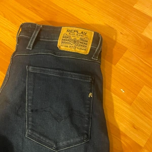 Mörkblå jeans från Replay - Säljer ett par snygga mörkblå jeans från Replay, modell Anbass. Köpta på NK i Göteborg för 1800kr. Skick 9/10! Hör av vid minsta lilla frågan! 