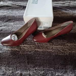 Nya pumps från pier one. Storlek 36. Färg bordeaux