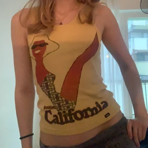 Gul linne med tryck - Charmigt o bekvämt linne! Ganska varm gul färg. Bra till sommaren eller om man vill vara ironisk på vintern idk. Ska ta bättre bild sen ursäkta det dåliga ljuset