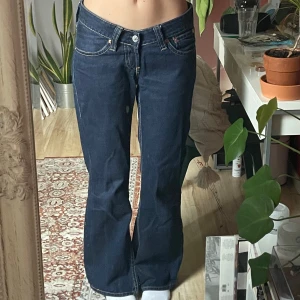 Lågmidjade bootcut jeans - Säljer ett par snygga vintage mörkblå jeans från Levi's. Lågmidjade och flare/bootcut 😻. Jag är 175cm. Midja: 40cm Innerben: 79cm uppskattar storleken till en S. Skriv privat för frågor och mer bilder! 💋