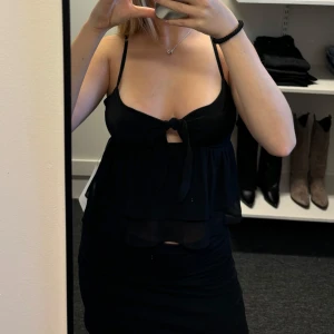 Topp  - Säljer denna snygga topp! Lite liten för mig så aldrig använt, prislapp kvar😍