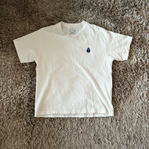 Polar Skate Co T-Shirt - Säljer en vit t-shirt från Polar Skate Co i storlek XS. Den är i bra skick men säljs då den inte kommer till användning 