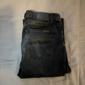 Nudie Jeans - Säljer dessa feta nudie jeans!🤩 modellen heter Steady Eady II och jag skulle beskriva den som en rak modell📏🤩Storlek på byxorna är W|31 L|32😍 Färgen är svart och passar perfekt till vintern❄️