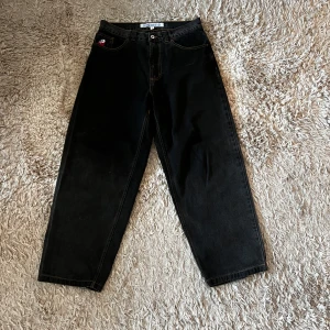 Polar Big Boy Jeans - Säljer ett par svarta/mörkgråa jeans från Polar Big Boy i storlek S med OG loggan vid fickan. Skick 7/10 - Paret är använda en del med några märken här och där men det diggar jag bara. Nypris - 1300kr. Bara att skriva om du har några frågor! 🙌