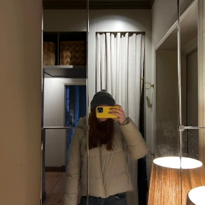 Vit pufferjacka - Säljer en vit pufferjacka från Zara i storlek S. Jackan är vadderad därmed väldig varm den har även resår längst ner på insidan om man vill spänna åt den där nere och innerfickor. Jackan har blixt använd en säsong och har därmed defekter som att armarna är lite smutsiga som ni kan se på bilderna.  Inget som direkt syns vid användning.  