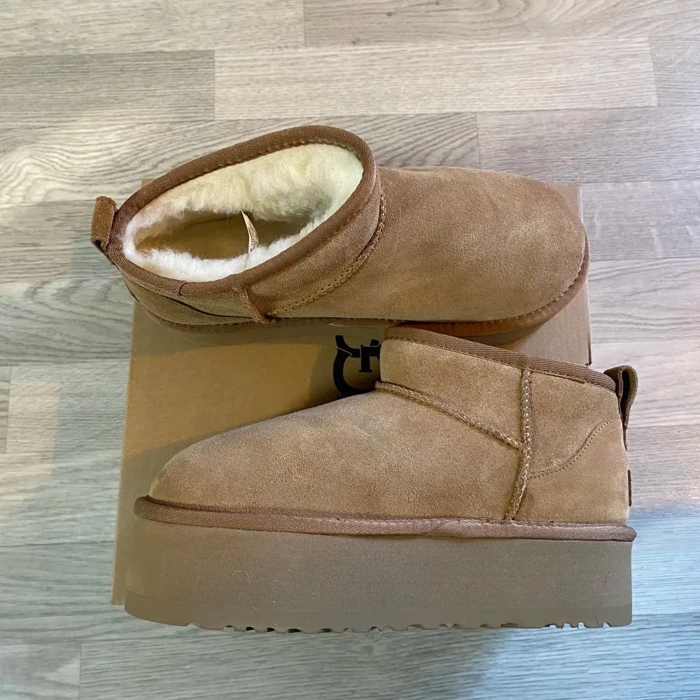 Säljer ett par snygga bruna UGG boots i mocka. De är i nytt skick, oanvända, med en bekväm och varm passform.  Kommer i originalkartong. Storlek: 39. Skor.