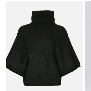 Svart stickad polotröja - Säljer en supermysig svart stickad polotröja med en oversized passform. Perfekt för höst och vinter, den har en hög polokrage och trekvartsärmar som ger en avslappnad look. Tröjan är både stilren och bekväm, idealisk för kyliga dagar. Nypris 599, nyskick, slutsåld