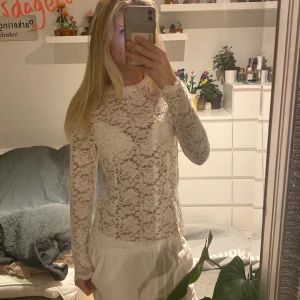 Vit spetsblus - Säljer en superfin vit spetsblus i mycket bra skick. Den har långa ärmar och en elegant, genombruten spetsdesign som ger en romantisk känsla. Perfekt för både vardag och festliga tillfällen. Passar bra till både kjol och byxor!
