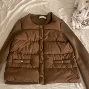 Brun jacka från Busnel - Säljer denna jättefina cardigan från busnel. Jackan är i hyfsat bra skick förutom en liten defekt på bild 5 därav pris. Storlek 40 passar xs-s och m beroende på hur man vill den ska sitta ,priset går att diskutera.🧸💝💕💞🌸🥹🙏🏽🎀