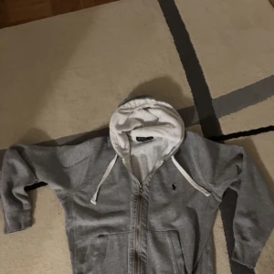 Polo Ralph lauren zip up hoodie - En lite gammal men i perfekt skick ralph lauren zip up hoodie i storlek small