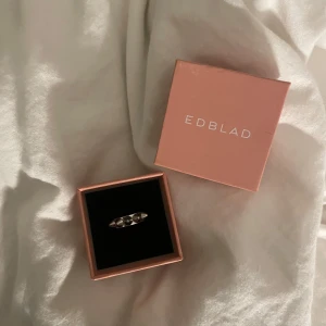 Ring från Edblad - Snygg ring från Edblad i silverfärg. Perfekt för både vardag och fest! Kommer i originalförpackning. Syns nästa inte att jag har använt den då de är väldigt bra kvalite