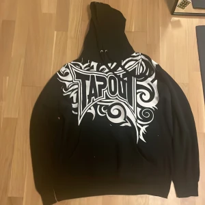 svart tapout hoodie - svart tapout hoodie storlek XL! Äkta tapout säljer eftersom inte kommit till användning på sistonde.