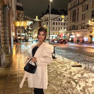 Beige kappa med päls - Säljer en elegant beige kappa i ull med knytband i midjan. Perfekt för höst och vinter, med långärmad design som håller dig varm och stilren. Kappan har en klassisk look som passar både till vardags och festliga tillfällen.