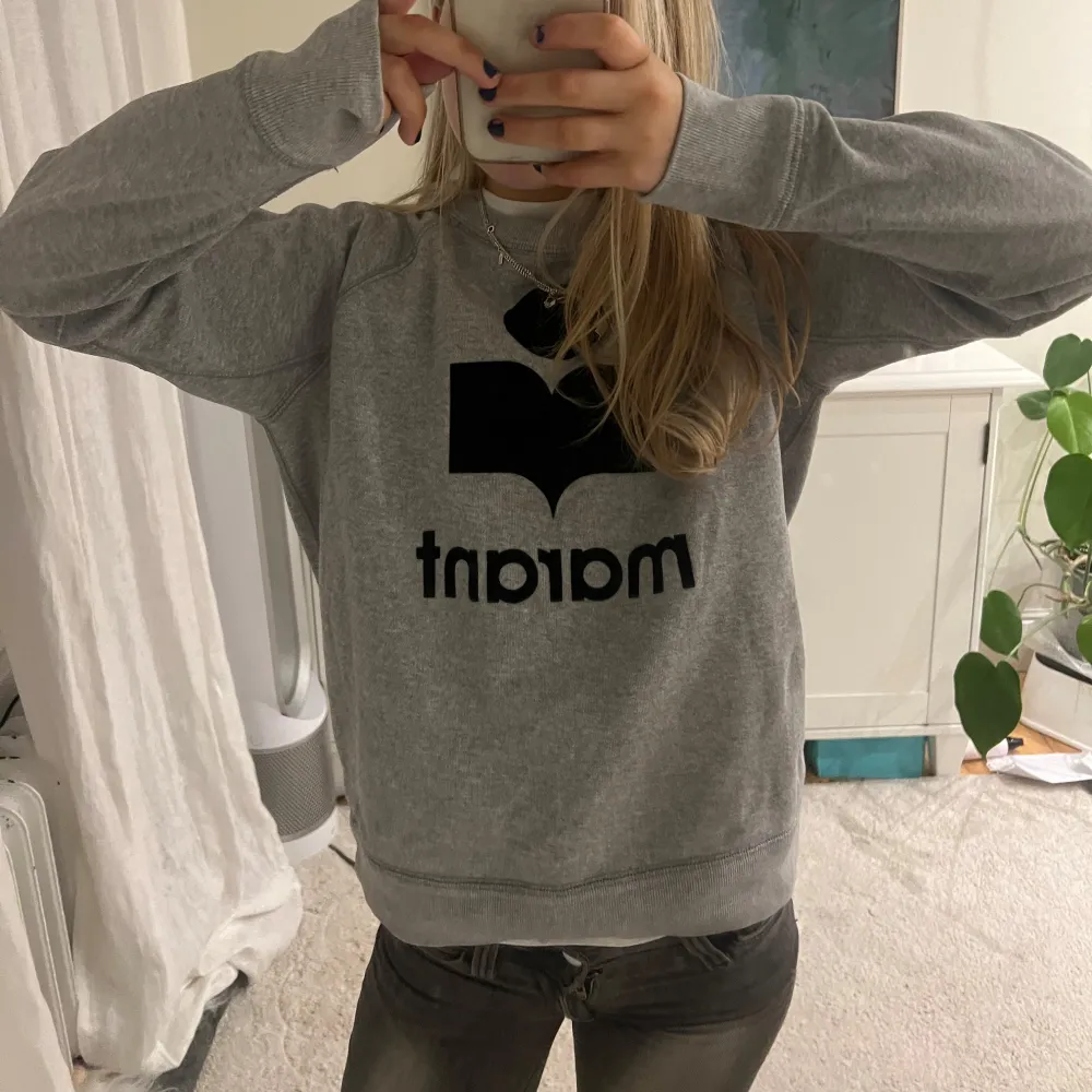 Grå sweatshirt från Isabel Marant Étoile. Den är grå med en stor svart logga på framsidan. Nypris: 3200kr. Tröjan är i väldigt bra skick utan några defekter. . Hoodies.