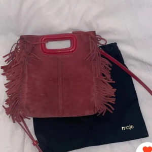 Röd mockaväska från Maje - Säljer en superfin röd mockaväska från Maje! Köptes här på plick! Väskan är använd så kan finnas små fläckar men inget man tänker på💕
