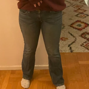 Vintage Levis jeans  - Köpta i nyskick på en secondhandbutik. Storlek 36/38. Väldigt lågmidjade med snygga bakfickor och fungerande framfickor 