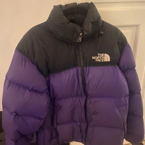 Puffer jacka från The north face - 7/10 condition för att den har ett litet hål som man kan se på sista bilden, det är lätt att laga och inget som behöver lagas. som helhet väldigt fin. skriv vid frågor mvh worn&worthy 