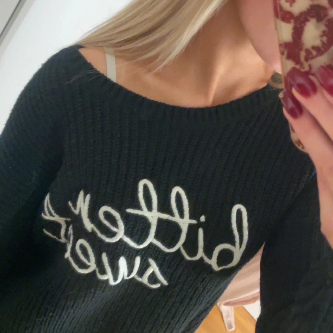 Svart stickad tröja med text - 91