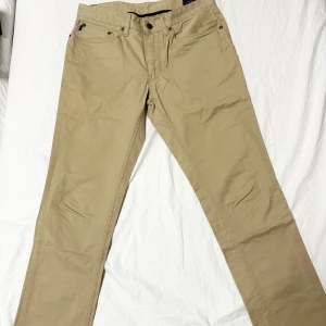 Ralph Lauren chinos  - Säljer dessa chinos från Ralph Lauren. Jättefina och i superskick. De är i storlek 30/34 enligt lappen men har sytts upp och passar mer som en 32 i längd (jag är 180). 