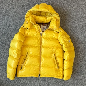 Moncler maya *ÄKTA* - En otroligt fin unik Moncler maya jacka till salu, perfekt till vintern. Denna jackan är inte lika lätt att få tag på som exempelvis svart eller navy. Skicket är mycket fint och finns inga hål eller fläckar (8,5/10). Storlek 1 / SMALL. Medföljer tags. Nypris ligger på ca 17000kr. Jackan är givetvis äkta, då vi endast säljer äkta vilket garanteras i köp. Vi har massor av referenser sedan tidigare affärer som intygar vår legitimitet som säljare. 