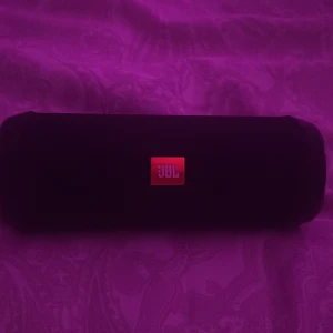 Jbl högtalare  - Den är i mycket bra skick och ljudet är högt i den. Den köptes ca 2 månader då jag säljer den för att jag inte använde den något. 