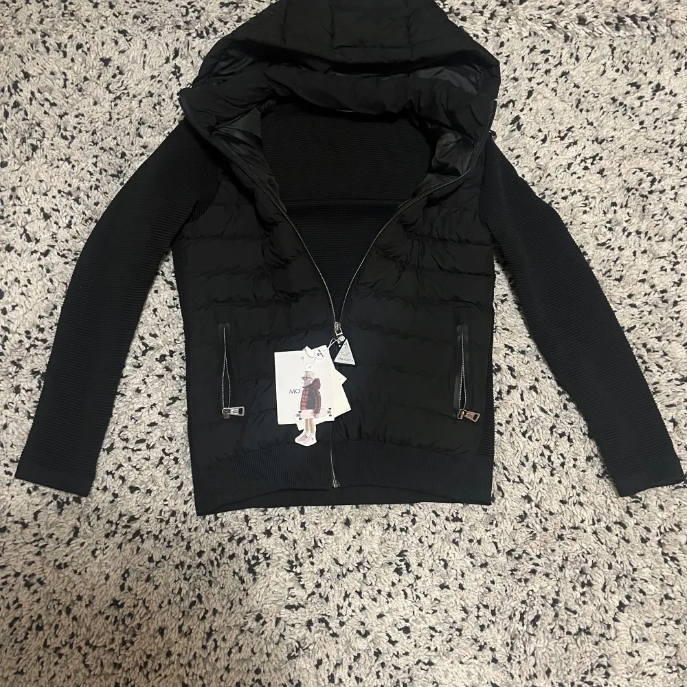 Black on black Mincler cardigan Holds wamth and is good in the cold. No defects or anything Detachable hood Size S. Jackor.