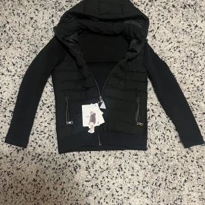 Black On Black Moncler Cardigan - Black on black Mincler cardigan Holds wamth and is good in the cold. No defects or anything Detachable hood Size S