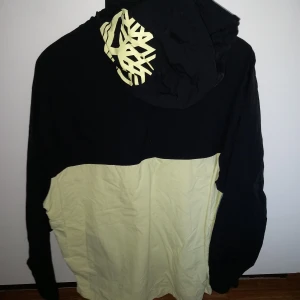 Timberland Vårjacka, Parka, Tryck Luva, Herr XL - Timberland Vårjacka, Parka, Tryck Luva, Herr XL köpt länge sen i princip aldrig använd pga. Fel storlek för mig.