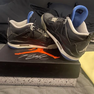 Svarta Air Jordan 4 Retro - Säljer ett par svarta Air Jordan 4 motorsport Retro i bra skick. Säljer då de blivit för små. 