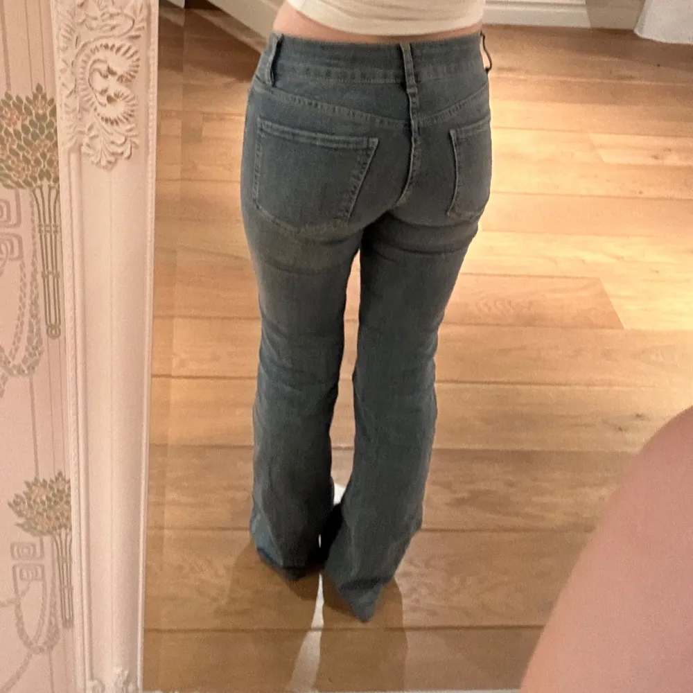 Ett par skitsnygga jeans från Nelly i storlek 32/xs men passar 34 då de är väldigt stretchiga💕 använda ca 2 gånger så i jättebra skick. Jeans & Byxor.