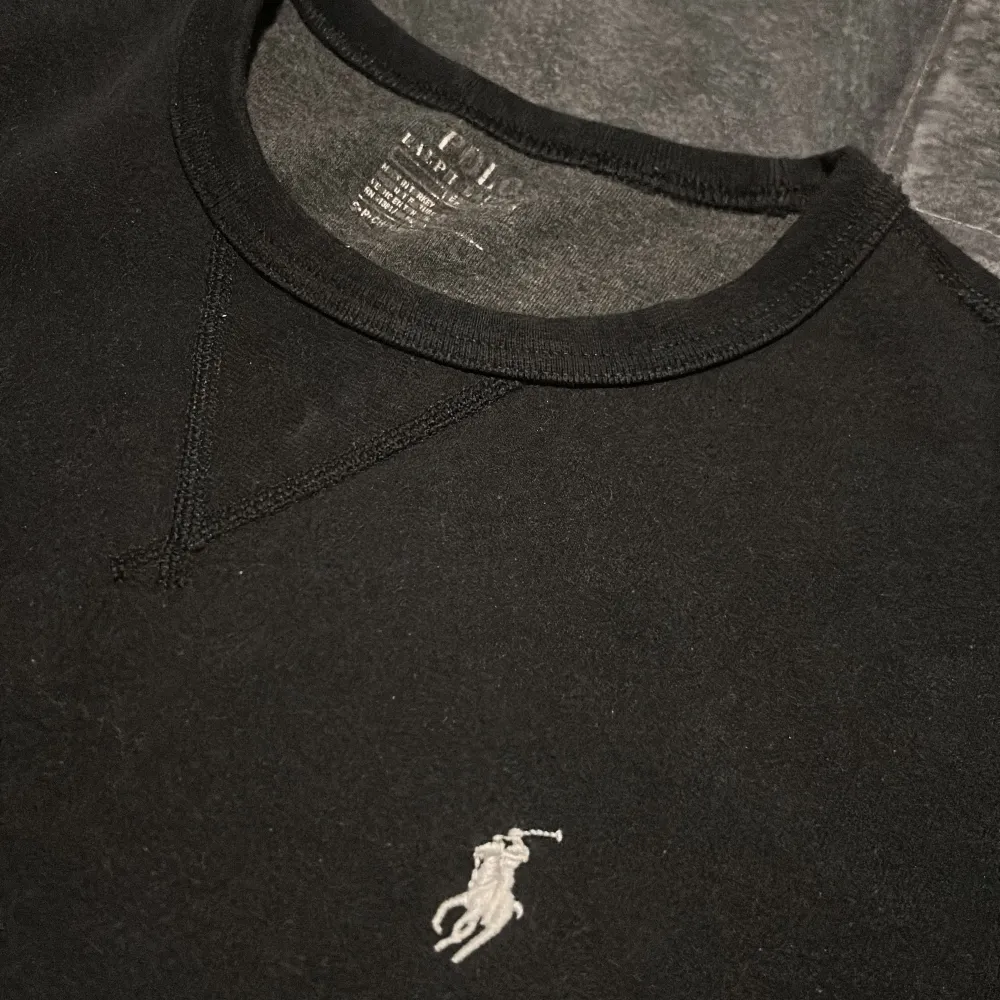 Svart Ralph lauren sweatshirt i toppskick ! 🤠 Otroligt skönt material så mycket bekväm att använda, men även stilren ! 👊 Som ni ser på bilderna har texten vid nacken nöts bort lite, inget som syns vid användning förstås 🙌 Bara att höra av sig vid frågor ! 🌟. Hoodies.