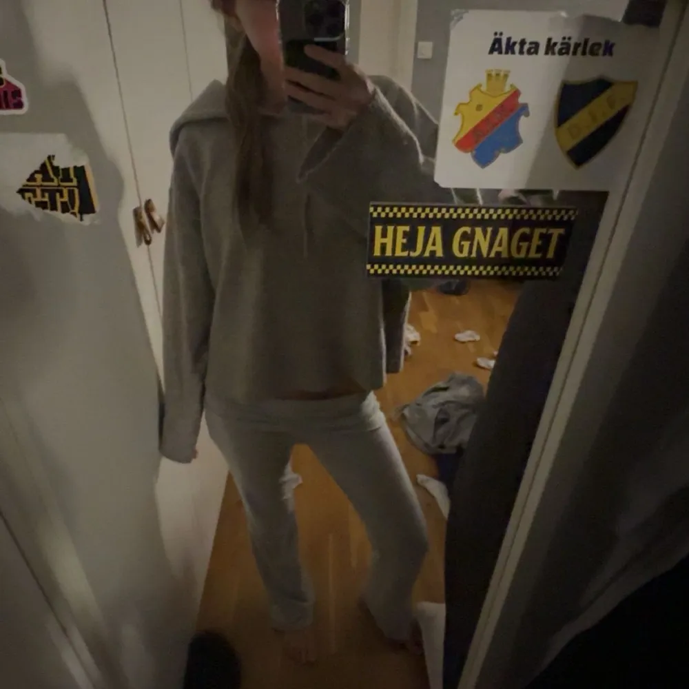 Säljer denna super mysiga gråa stickade hoodien som är perfekt till vintern! Märket är edited och köptes för cirka 1000kr. Hoodies.