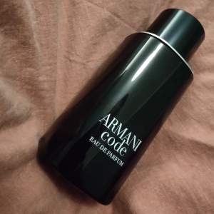 Armani Code Eau De Parfum (2024) är en återupplivad version av hyllade Code Profumo som bjuder på en elegant mix av grön mandarin, muskot och tonkaböna – perfekt till dejten, utekvällen eller när du än vill!   Säljer då jag behöver minska samlingen något.  Använd två gånger, 74ml kvar.