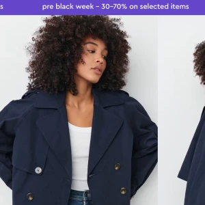 Mörkblå kavaj - Snygg mörkblå kavaj med dubbelknäppning och breda slag. Perfekt för både vardag och fest. Den har en croppad passform som ger en modern look. Skriv innan du köper💕