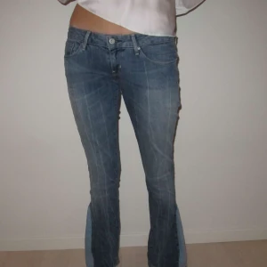 Lågmidjade jeans - Lågmidjade bootcut jeans från Levis i strl 30 med unika detaljer vid nedre benet 💫