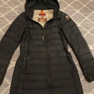 Jacka Parajumpers - Säljer en snygg svart dunjacka från Parajumpers. Jackan har en dragkedja framtill och en huva.
