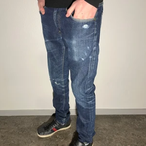 Lee jeans 30/32  - Säljer ett par feta mörkblåa Lee jeans i modellen Luke som vi själva har designat med hål och revor. Jeansen har inget tecken på användning. Skick 10/10. Storleken är 30/32. Mvh RetroRejeans. 