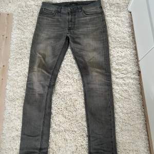 Säljer ett par grå jeans från Nudie Jeans i bra skick. De har en snygg tvättad look. Perfekta för både vardag och fest! Passar till det mesta och är superbekväma.