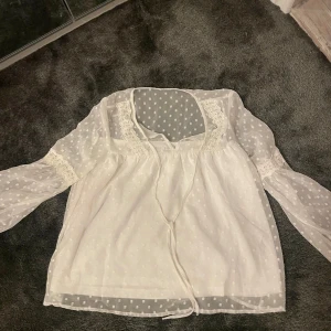 Blus  - Fin och stilren blus från VILA aldrig andvönd men sitter otroligt fint på😘 parfeckt till fest men även vardag ❤️