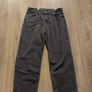 Svarta byxor från SKBTS - Säljer ett par svarta byxor från Sweet SKTBS i storlek medium. Byxorna har en avslappnad passform och är baggy.  Aldrig använda. köpta på Junkyard