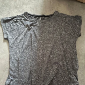 Grå t-shirt från SOC - Säljer en grå tränings t-shirt från SOC i storlek M. Använd ett par gånger bara! 