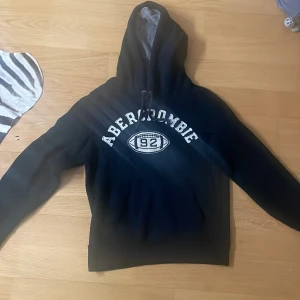 Abercrombie & fitch Hoodie - Säljer en snygg mörk blå hoodie från Abercrombie & Fitch i storlek S. Den har en cool broderad logga. Om du har frågor eller funderingar så hör av dig 🤙 Mvh JacobsCloset 