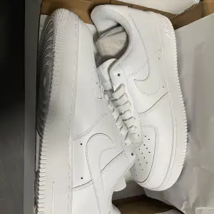 Säljer ett par klassiska vita Nike Air Force 1 sneakers helt nya, storlek 43.